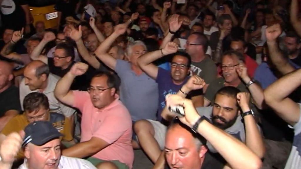 Los taxistas viven su cuarta noche de protestas en Barcelona a pesar de las promesas de Fomento