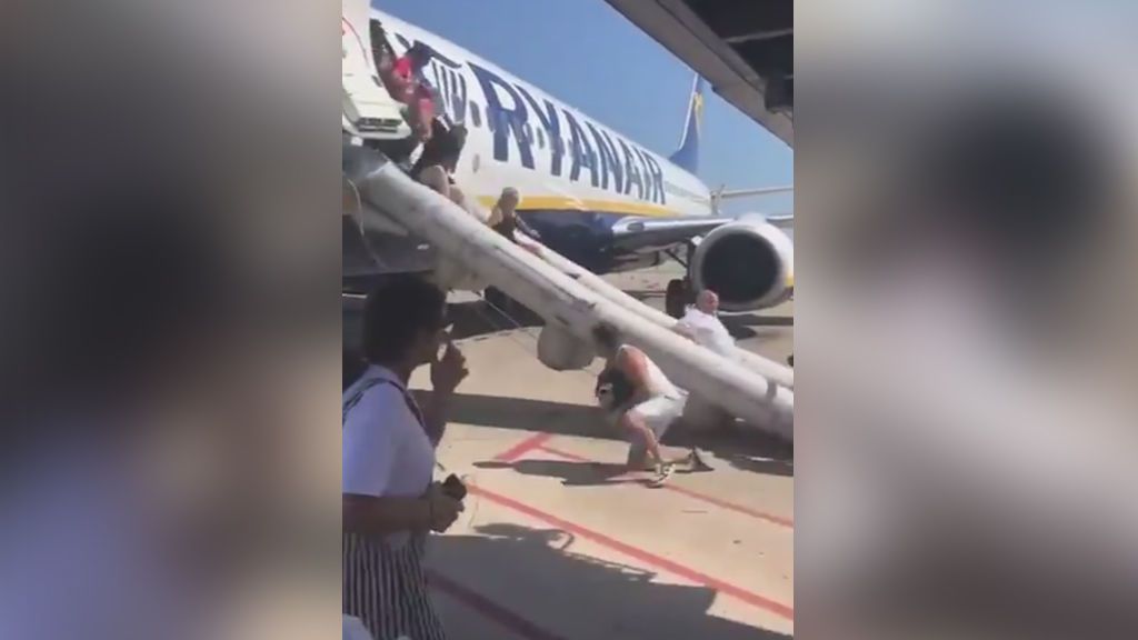 Evacúan un avión de Ryanair por un incendio causado por la batería externa de un móvil