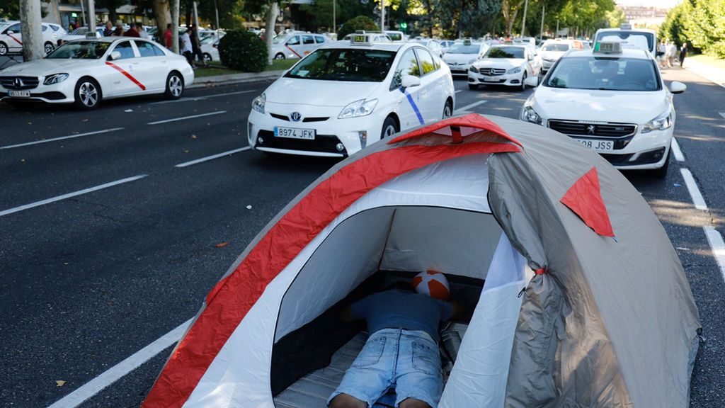 Los taxistas, insatisfechos, desoyen al Gobierno y mantienen la huelga