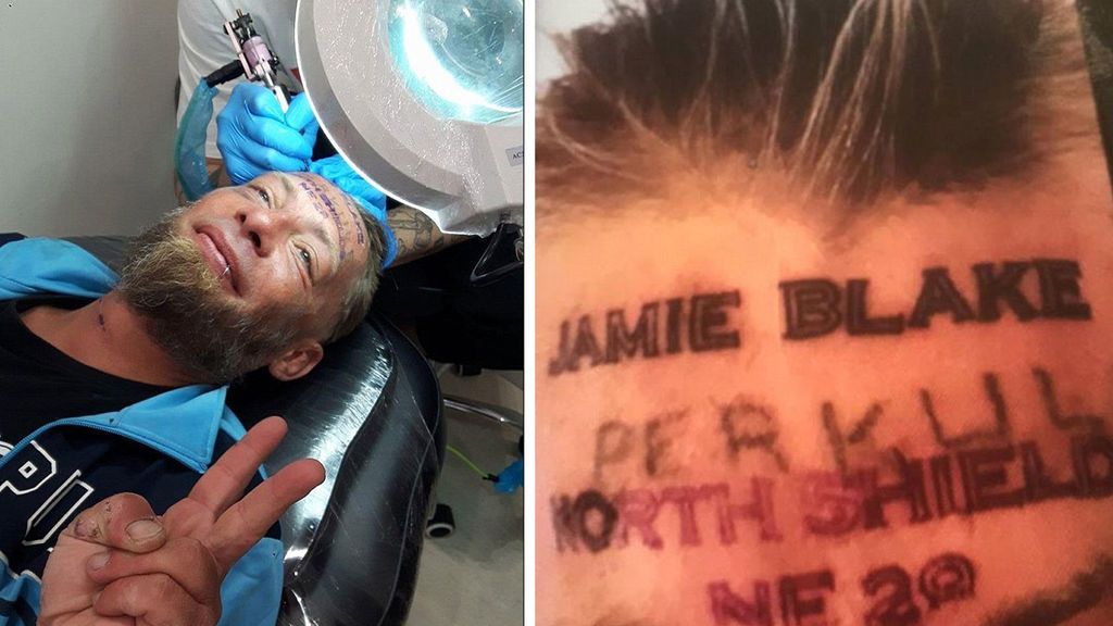Un grupo de británicos pagan a un mendigo para que se tatúe el nombre de uno de ellos en la frente