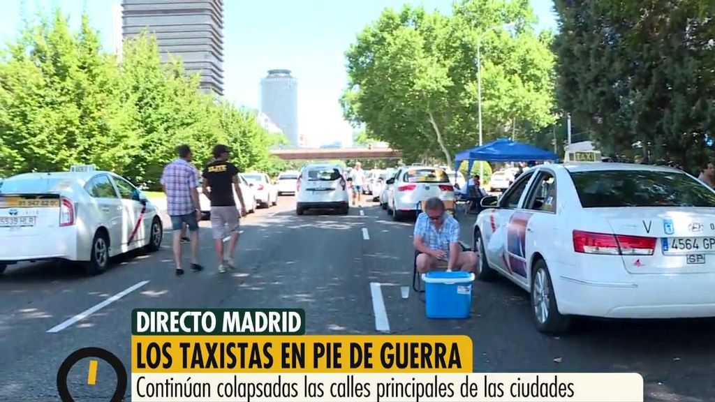 Los taxistas continúan bloqueando el Paseo de la Castellana en Madrid