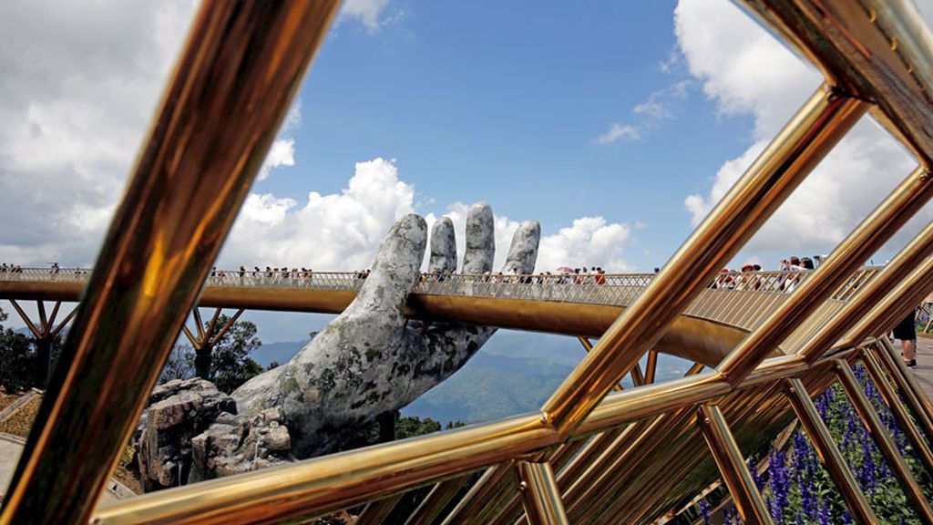 El impresionante Puente de Oro de Vietnam, sujeto por las manos de los dioses