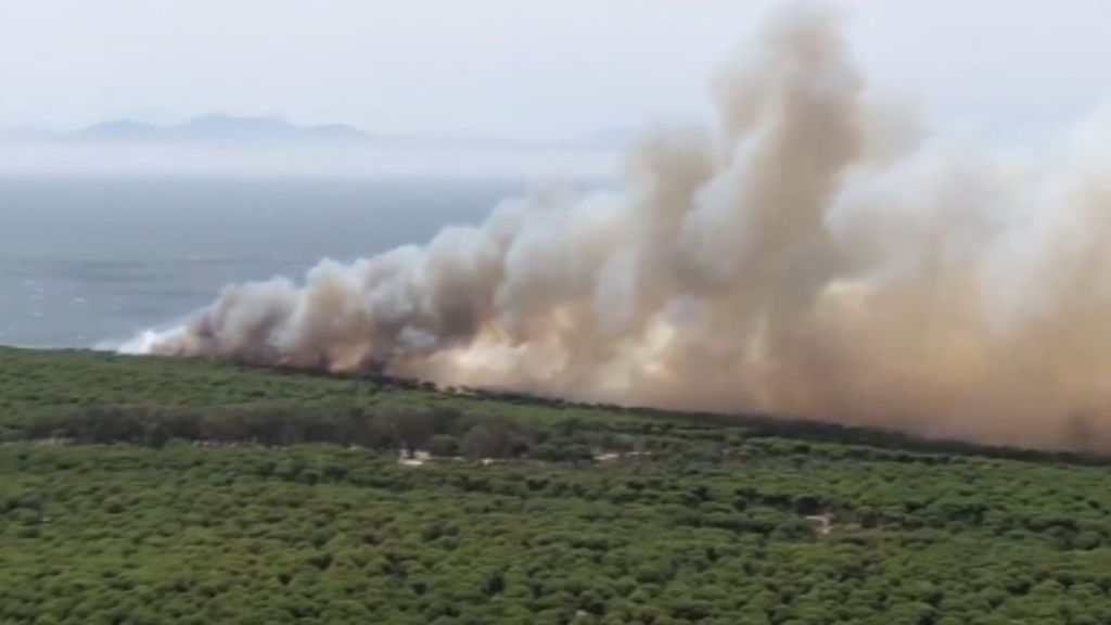 Estabilizan un incendio originado cerca de la playa de Bolonia