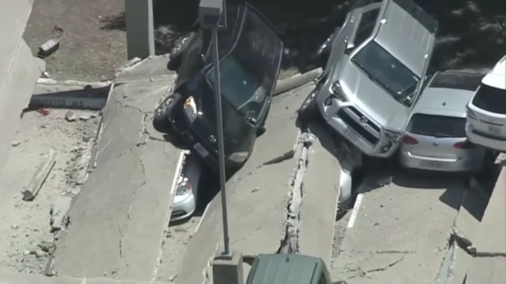 21 coches destrozados al hundirse la segunda planta de un aparcamiento en Texas