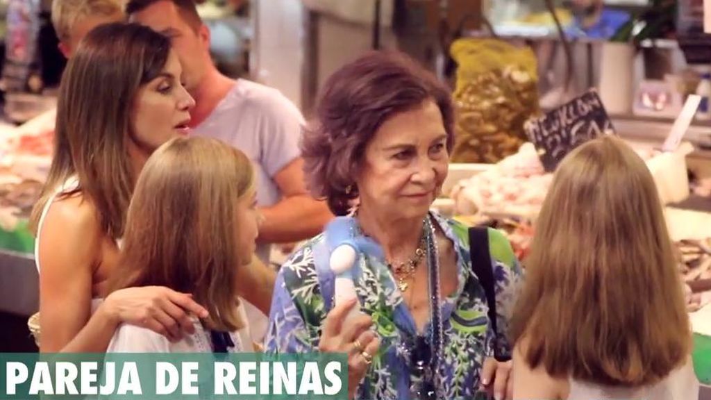 El vídeo de las reinas Sofía y Letizia junto a sus hijas en un mercado de Palma