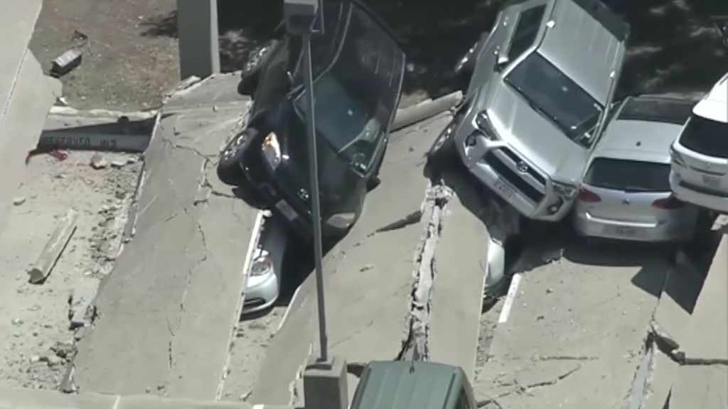 Se hunde parte de un aparcamiento en Texas destrozando 21 coches