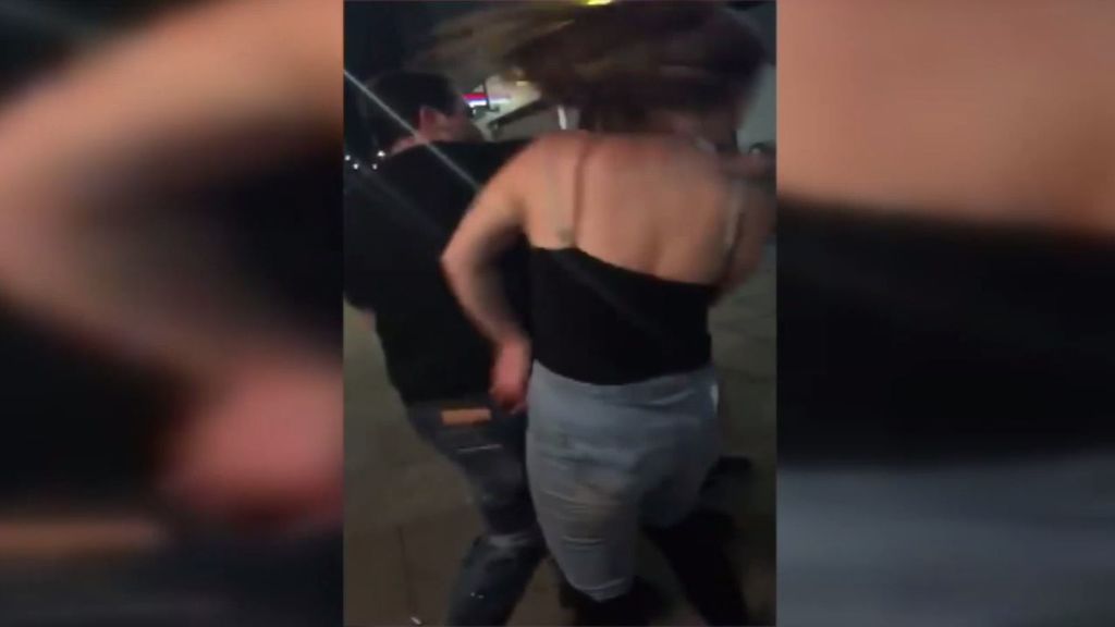 Un hombre agrede brutalmente a una mujer a la salida de una discoteca