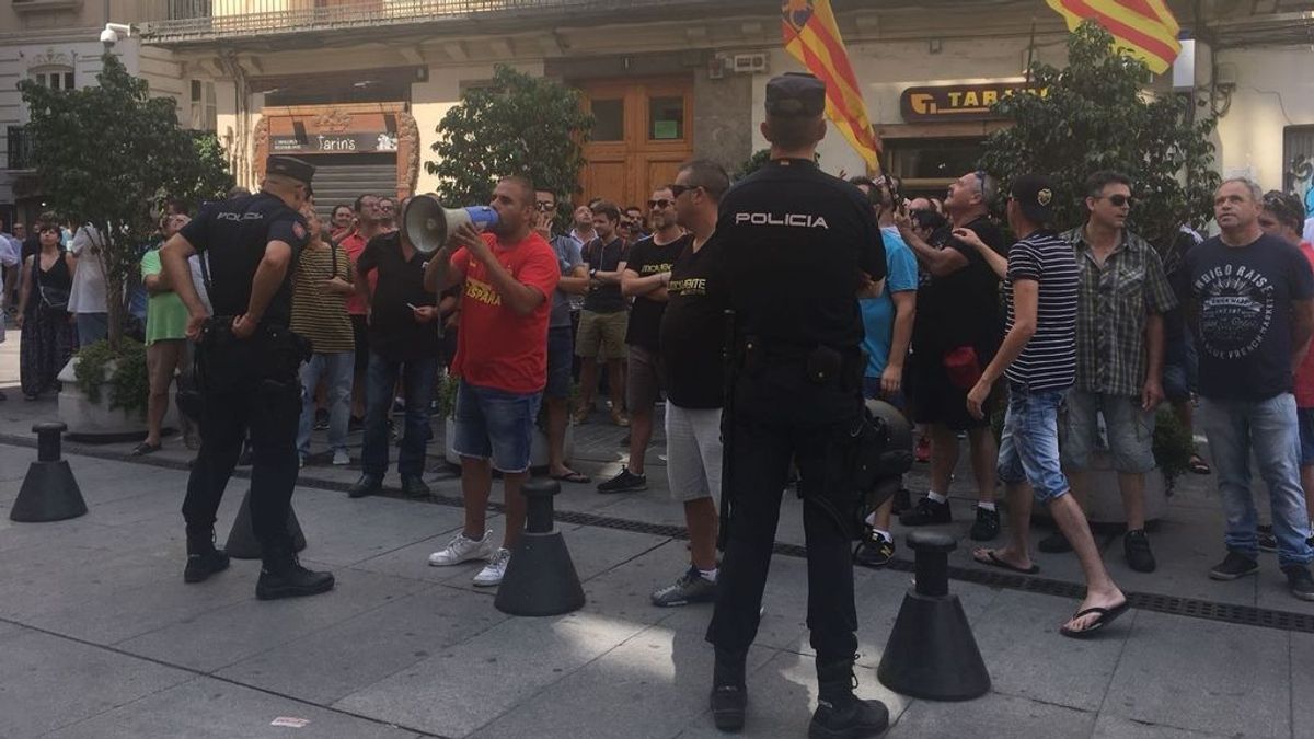 Cerca de un centenar de taxistas recibe a Ábalos en València al grito de "corrupto" y "queremos trabajar"
