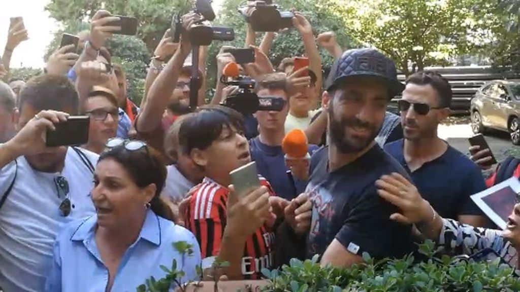 Baño de multitudes para Higuaín a su llegada al Milan