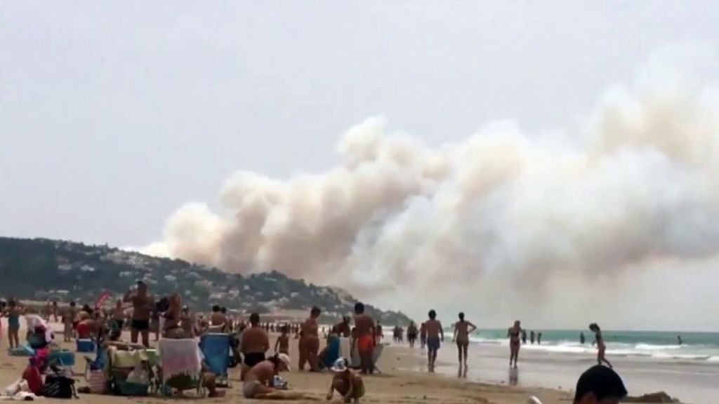 La ola de calor y fuertes vientos ayudaron a propagar un incendio en Tarifa que obligó a desalojar a los vecinos de la zona