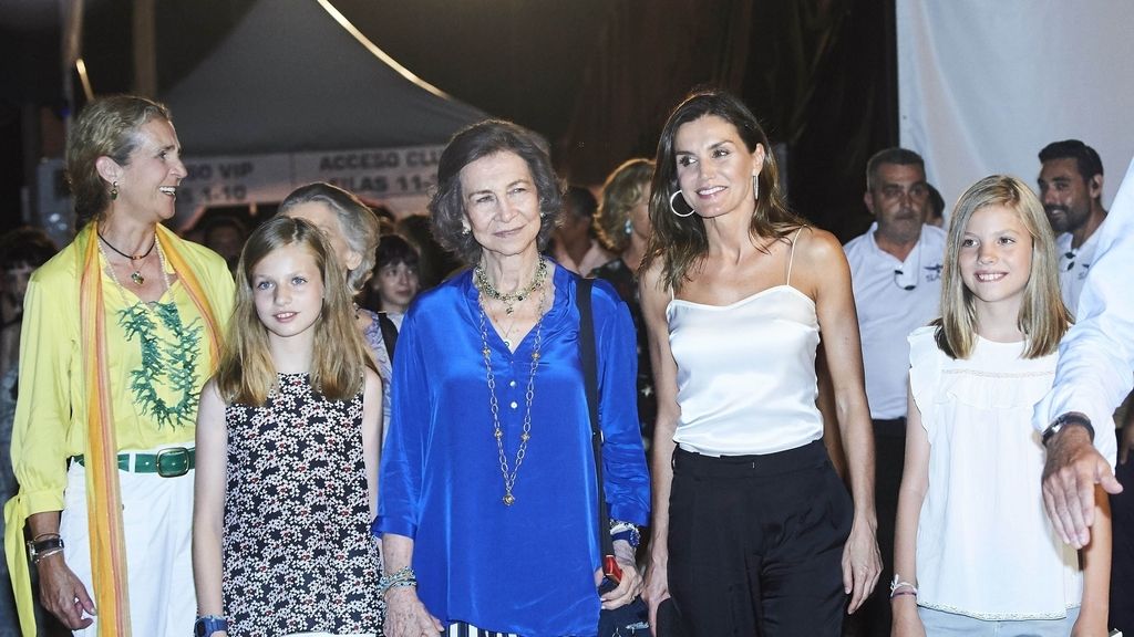 La infanta Elena llevaba una camisa amarilla, pantalón blanco como Felipe y foulard amarillo también
