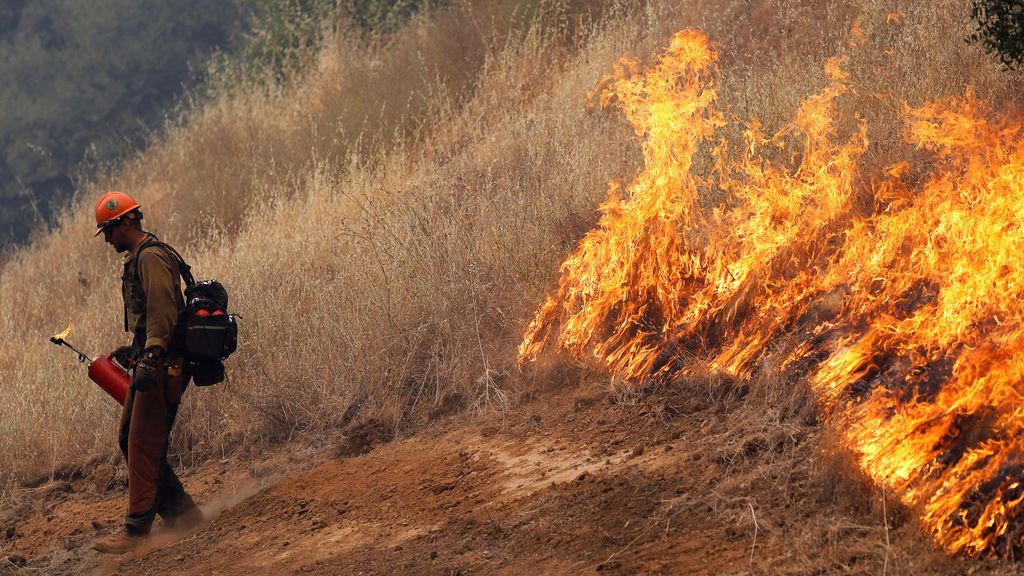 Las llamas siguen arrasando el estado de California:  solo el 30% está controlado