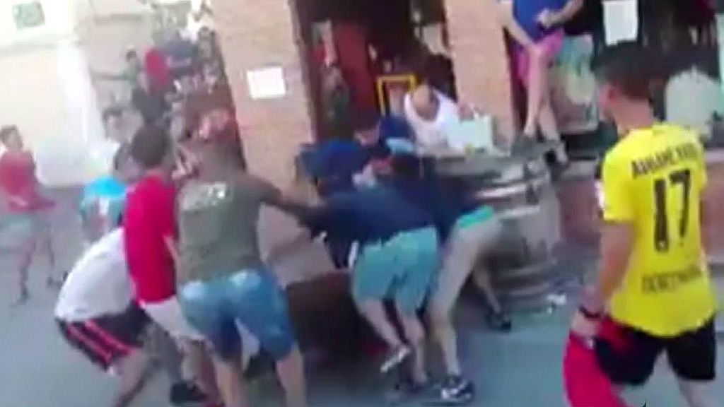Sacan entre golpes a un becerro de un bar de Begíjar durante la suelta de vaquillas