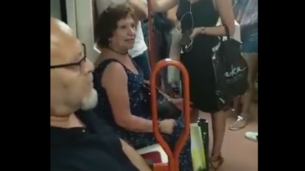 Agresión verbal racista a una niña en el metro de Madrid: "¿Sentarse la niña? ¡A la porra!"