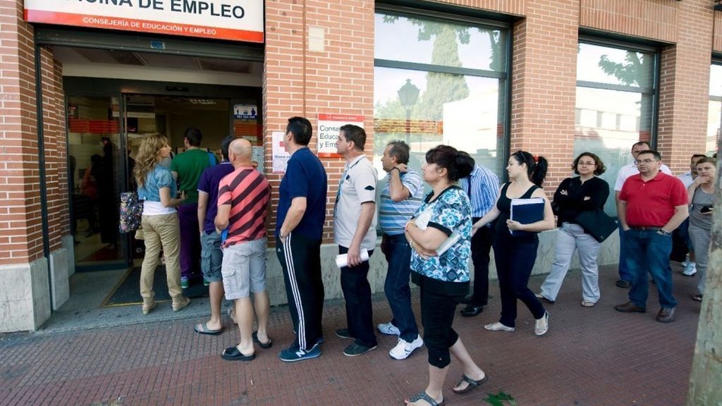 El paro baja en 27.141 personas en julio por la temporada turística