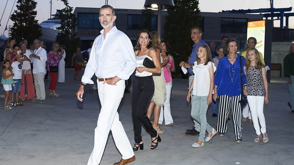 Felipe, que iba de 'avanzadilla', también con estilo veraniego de pantalón vaquero blanco y camisa clara