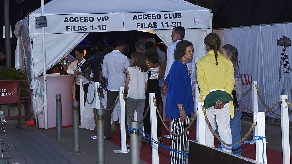 La Familia Real aguarda la entrada al concierto del considerado como el mejor violinista del mundo