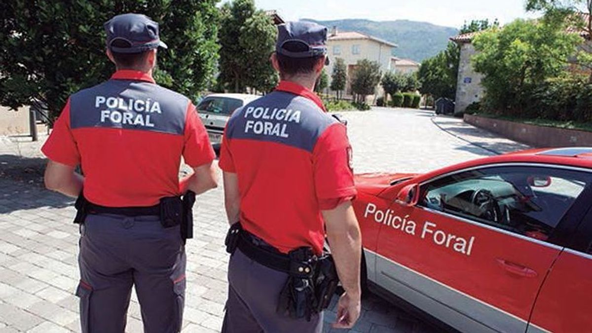 Se da a la fuga tras chocar contra tres vehículos estacionados en Pamplona