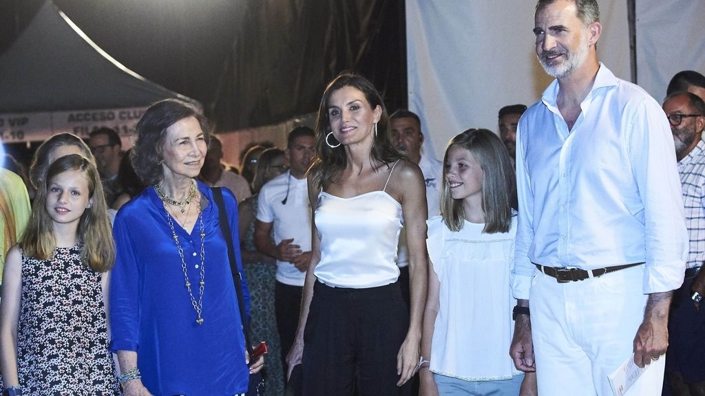 Más planazos en familia: los looks de Letizia, Sofia y las infantas en el concierto de Ara Malikian