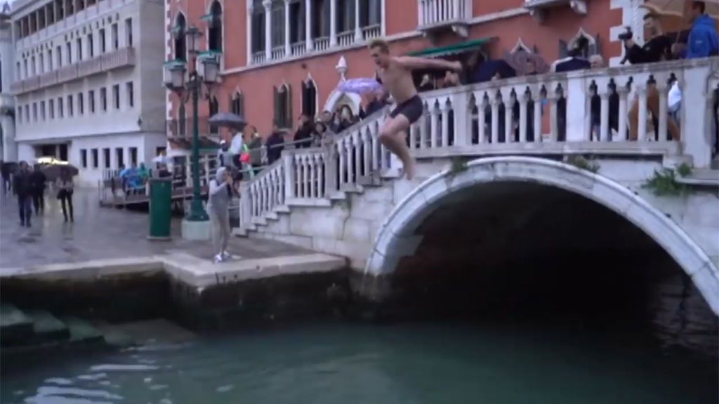 Saltar de los puentes de Venecia al canal, una moda sancionada con 450 euros