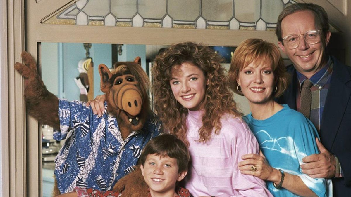 De izquierda a derecha, el elenco principal de la serie original de NBC 'Alf': Alf, Benji Gregory (Brian), Andrea Elson (Lynn), Anne Schedeen (Kate) y Max Wright (Willie Tanner).