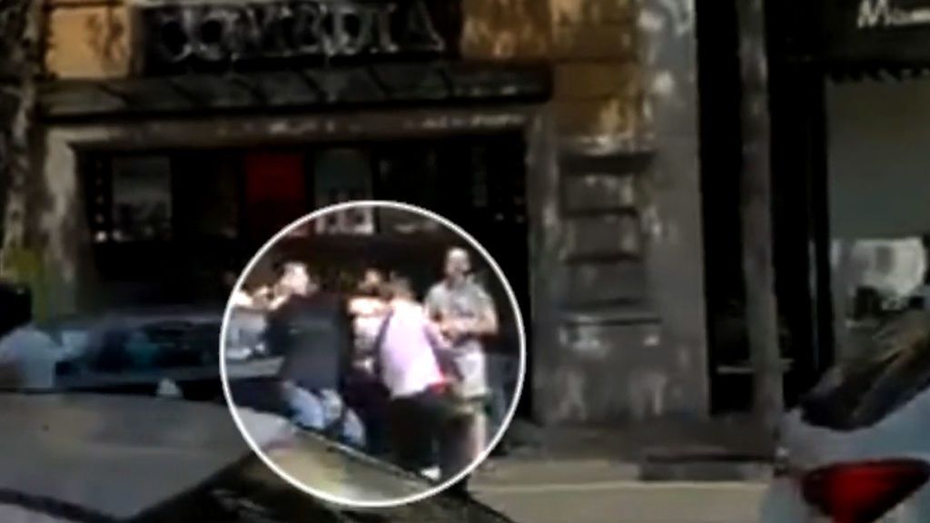 Los Mossos investigan la agresión a un conductor de Cabify en plena calle en Barcelona
