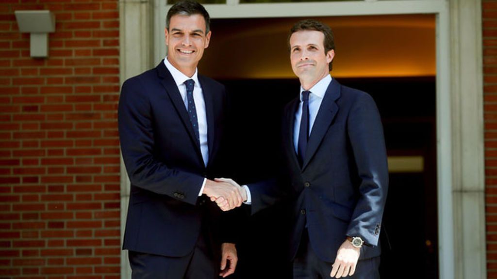 Sánchez recibe a Casado en La Moncloa por primera vez