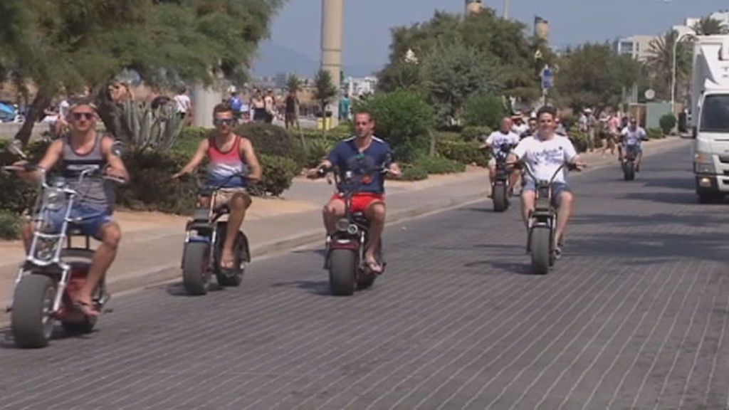 Los vecinos de Mallorca, desesperados por la invasión de las motos eléctricas