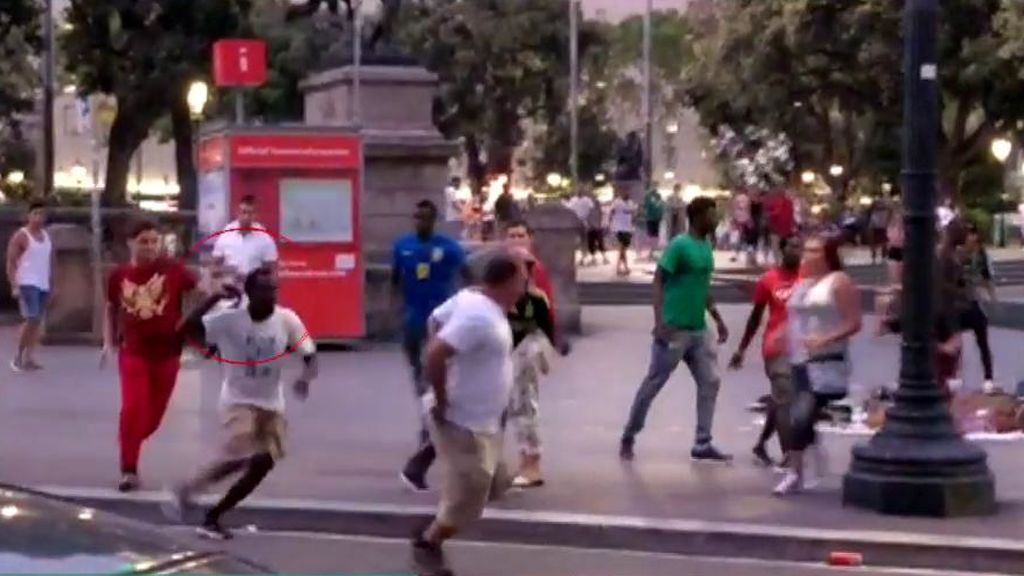 Brutal agresión de un grupo de manteros a un turista en Barcelona