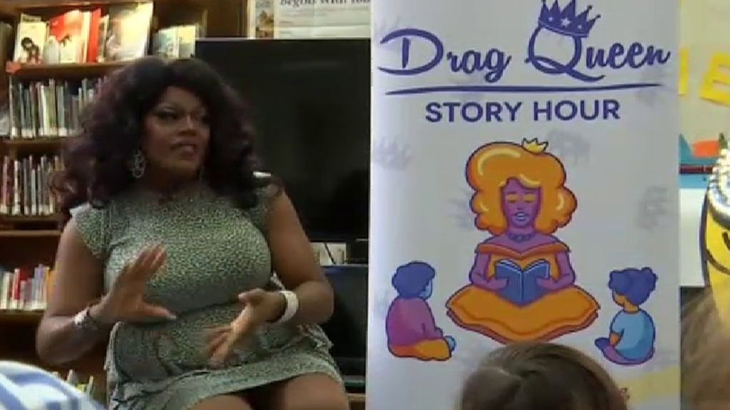 Unas 'drag queen' leen cuentos a los niños por la fluidez de género