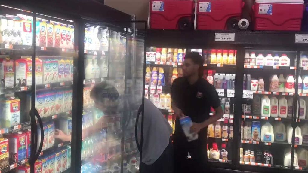 El bonito gesto de un empleado de supermercado con un joven con autismo