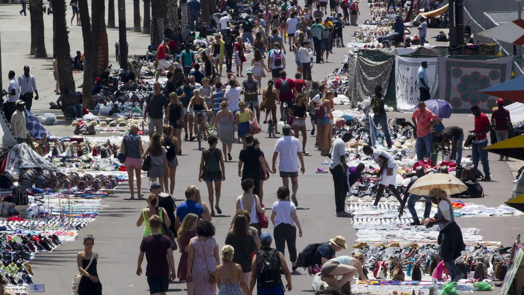Indignación de los comerciantes del centro de Barcelona por las broncas entre manteros