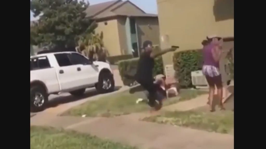Una madre amenaza con una pistola a una niña que se peleaba con su hija