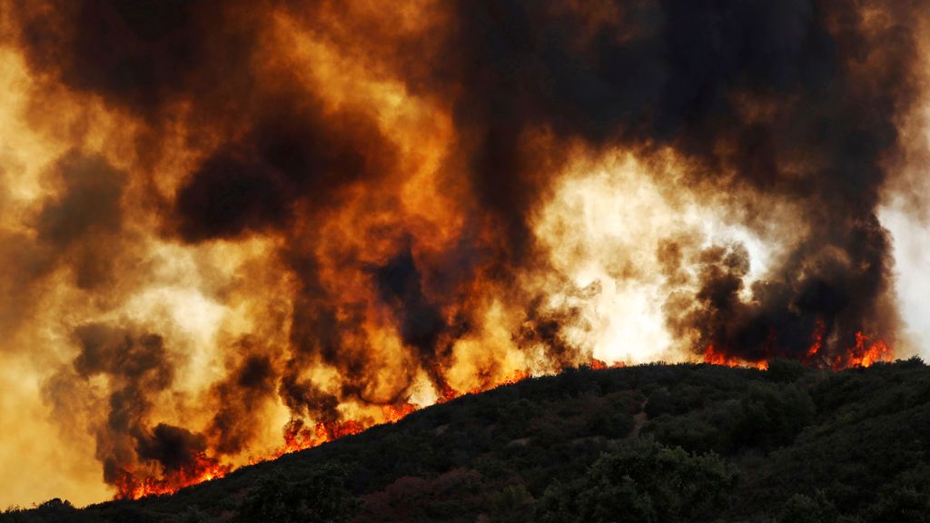 Evacúan a 16.000 personas en California por los incendios