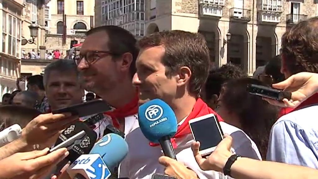 Decenas de personas abuchearon al líder del PP durante minutos en Vitoria