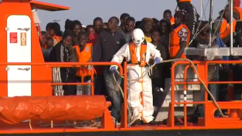 Llegan al puerto de Málaga 180 migrantes rescatados de tres pateras