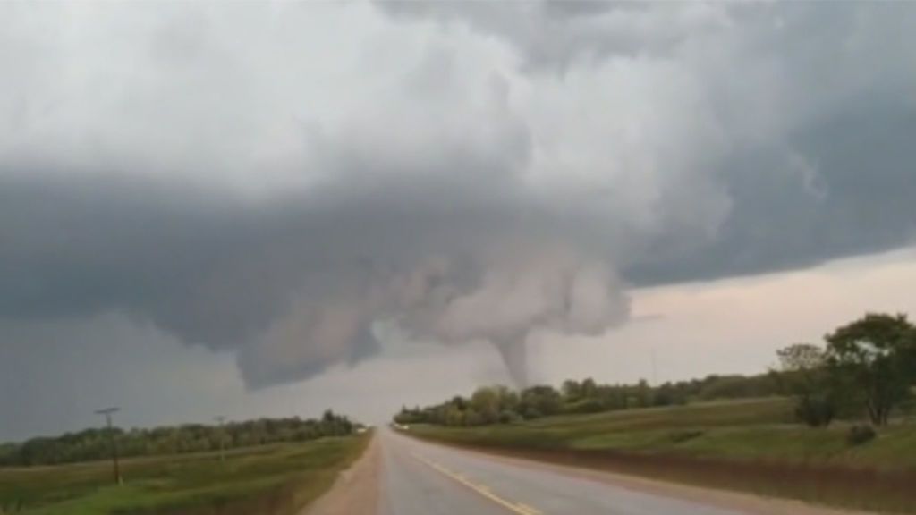 Un gran tornado en Canadá causa la muerte a una persona