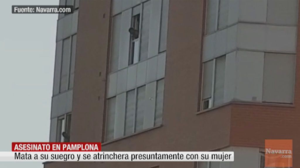Imágenes del hombre atrincherado en un edificio de Pamplona tras matar a otro de un disparo