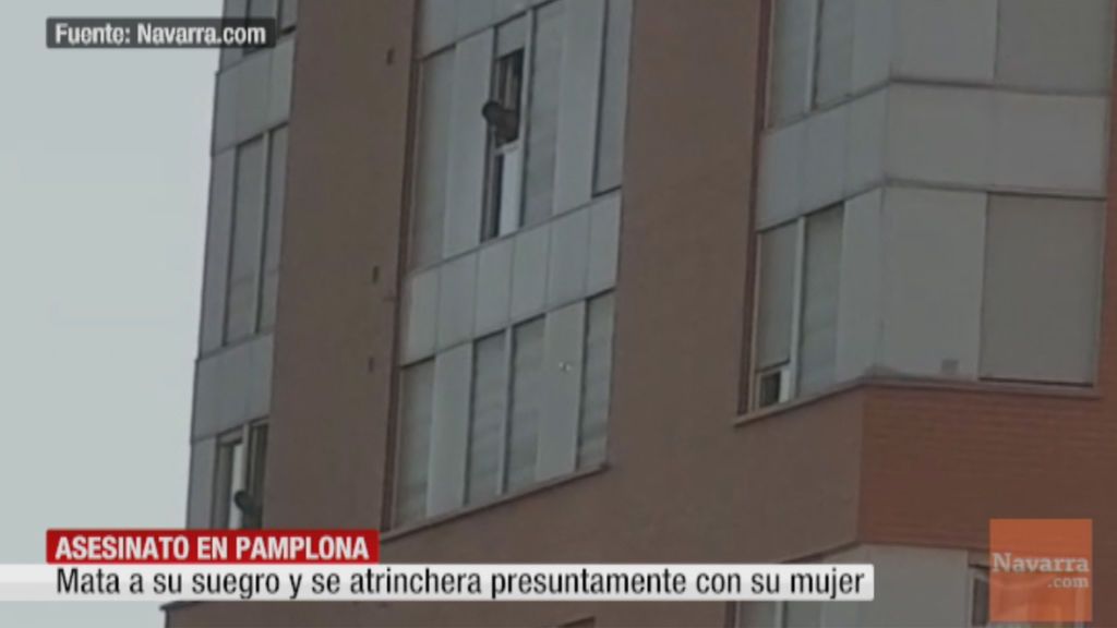 Imágenes del hombre atrincherado en un edificio de Pamplona tras matar a otro de un disparo