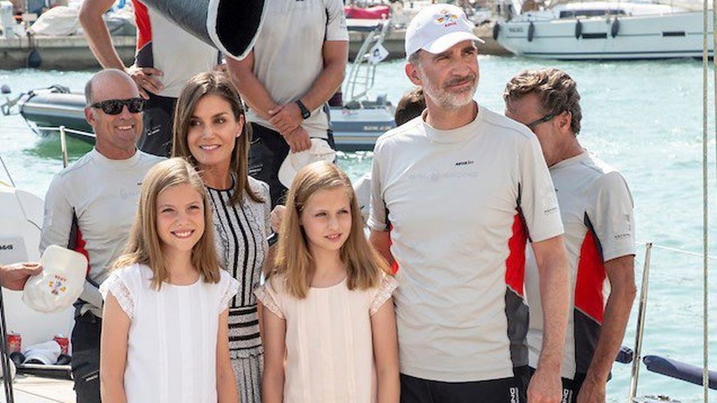 Los Reyes y sus hijas, juntos en el Club Naútico de Palma 