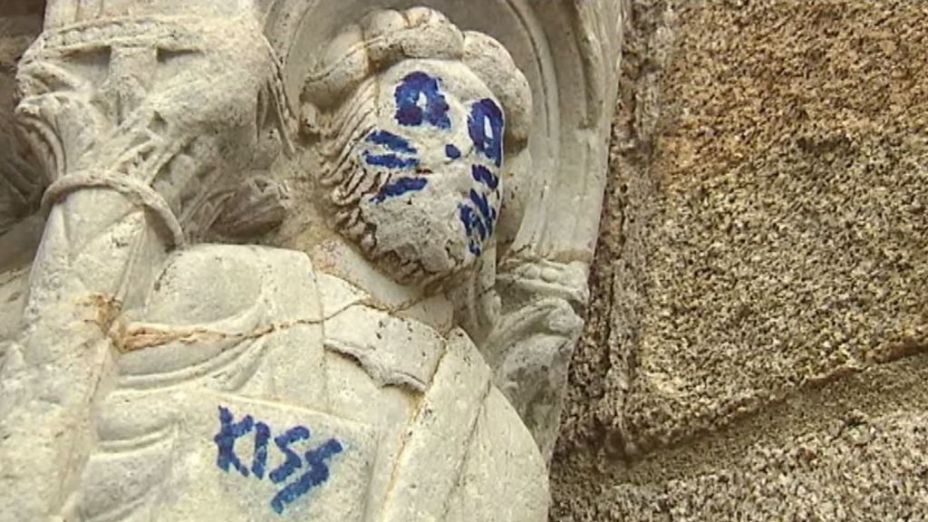 Aparece un grafiti en la portada románica de la catedral de Santiago de Compostela