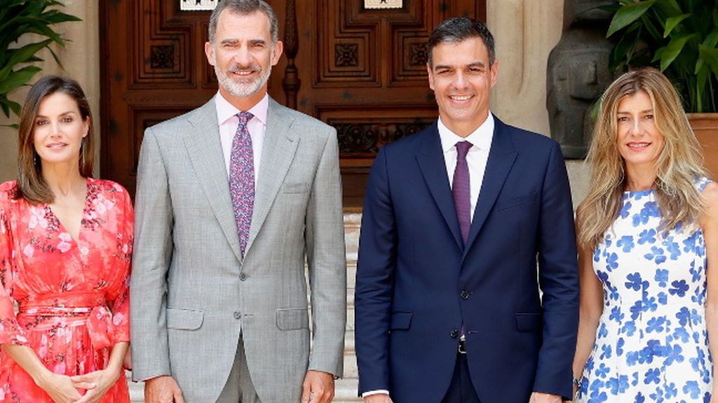 ¡Habemus posado! Analizamos el primer encuentro de los Reyes con Pedro Sánchez y Begoña Gómez