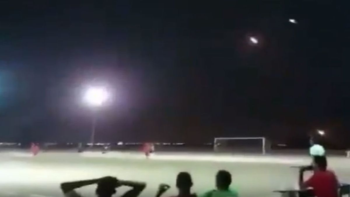 Ver para creer: Cuatro misiles sobrevuelan un partido de fútbol juvenil en Yemen