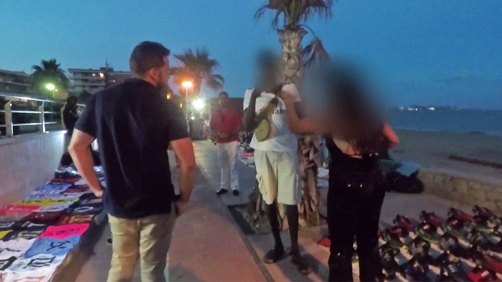 Tensión y amenazas en Salou con un grupo de manteros: “Vete a la mie***”