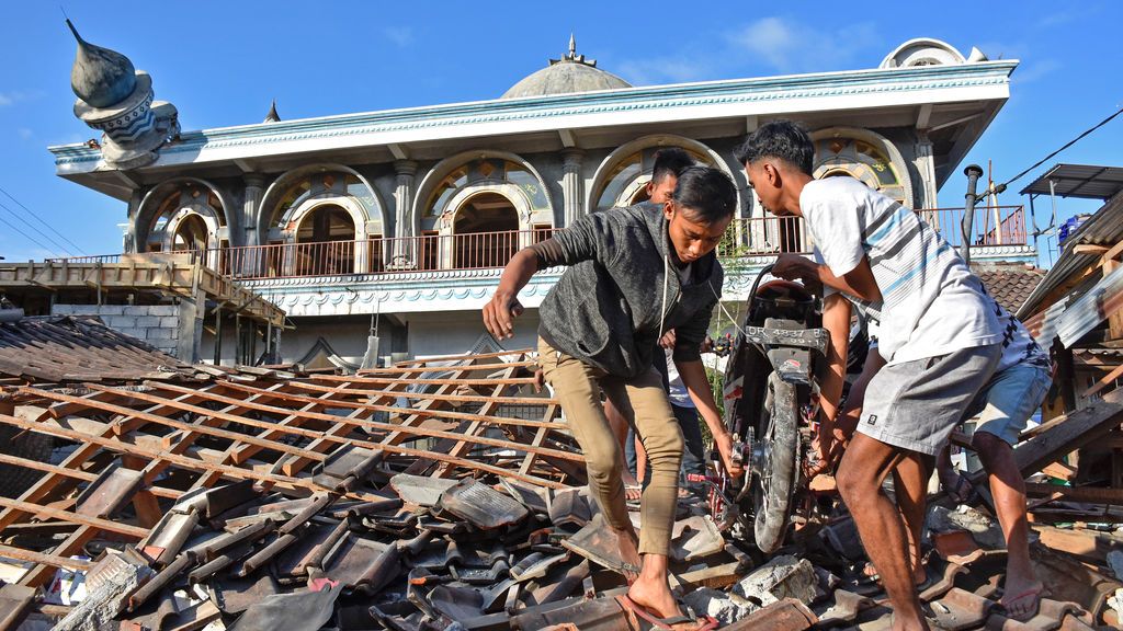 Un nuevo terremoto en Indonesia deja más de 90 muertos y decenas de heridos