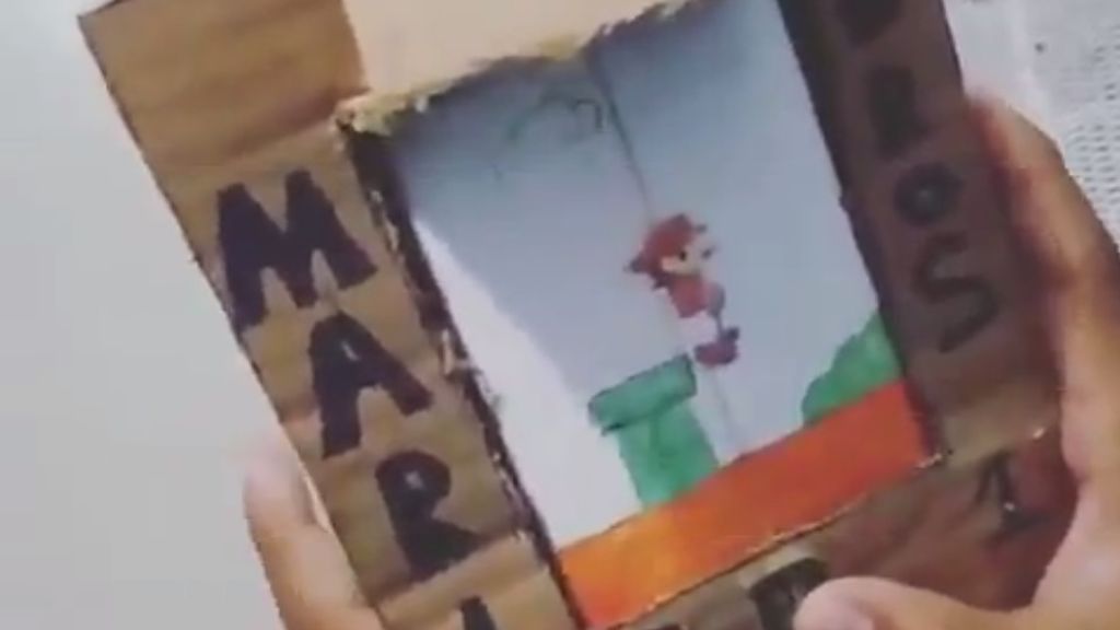 La increible 'Game Boy' de cartón creada por un niño venezolano para jugar al Súper Mario