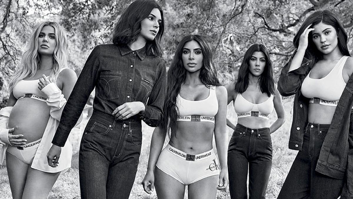 De izquierda a derecha, Khloe, Kendall, Kim, Kourtney y Kylie Kardashian, en la fotografía criticada por un exceso de photoshop en el brazo izquierdo de Kourtney.