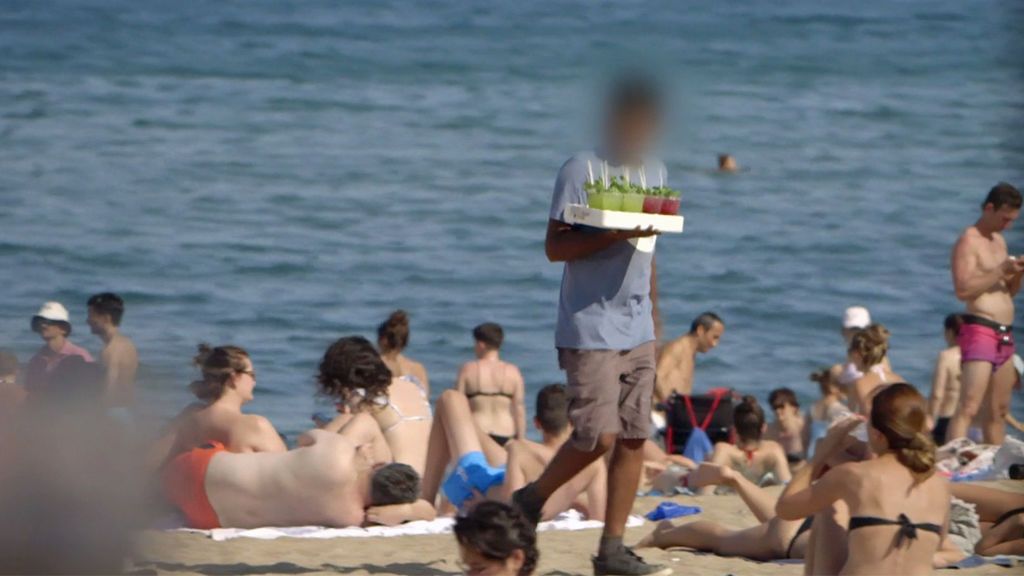 ¡Los ‘mojiteros’ ilegales en la playa de la Barceloneta pueden llegar a ganar hasta 4.000 euros en verano!