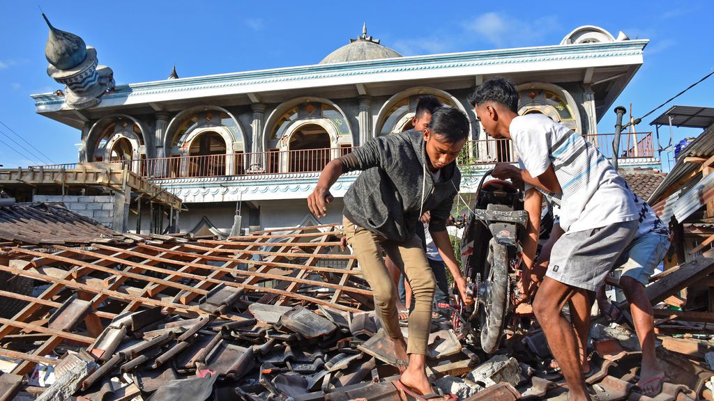 Un nuevo terremoto en Indonesia deja más de 90 muertos y decenas de heridos