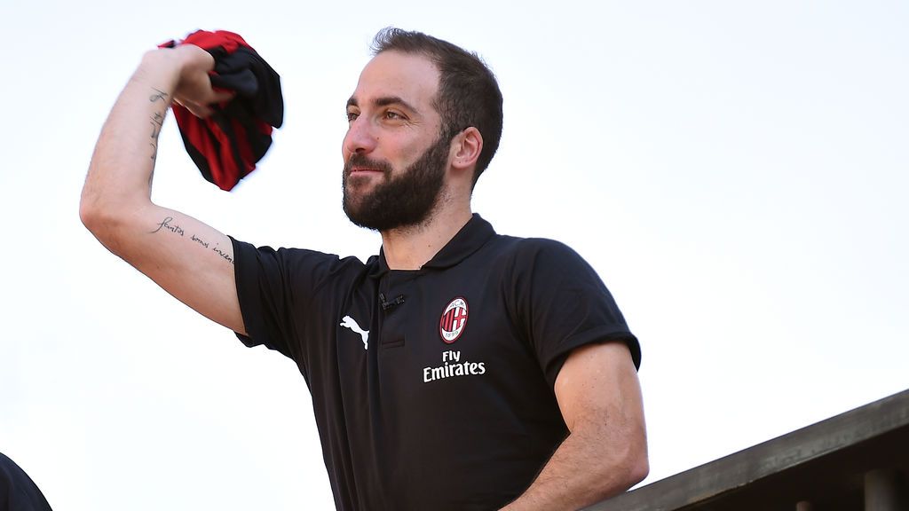 El fail de Higuaín en su primer posado con la camiseta del AC Milan del que todo el mundo habla